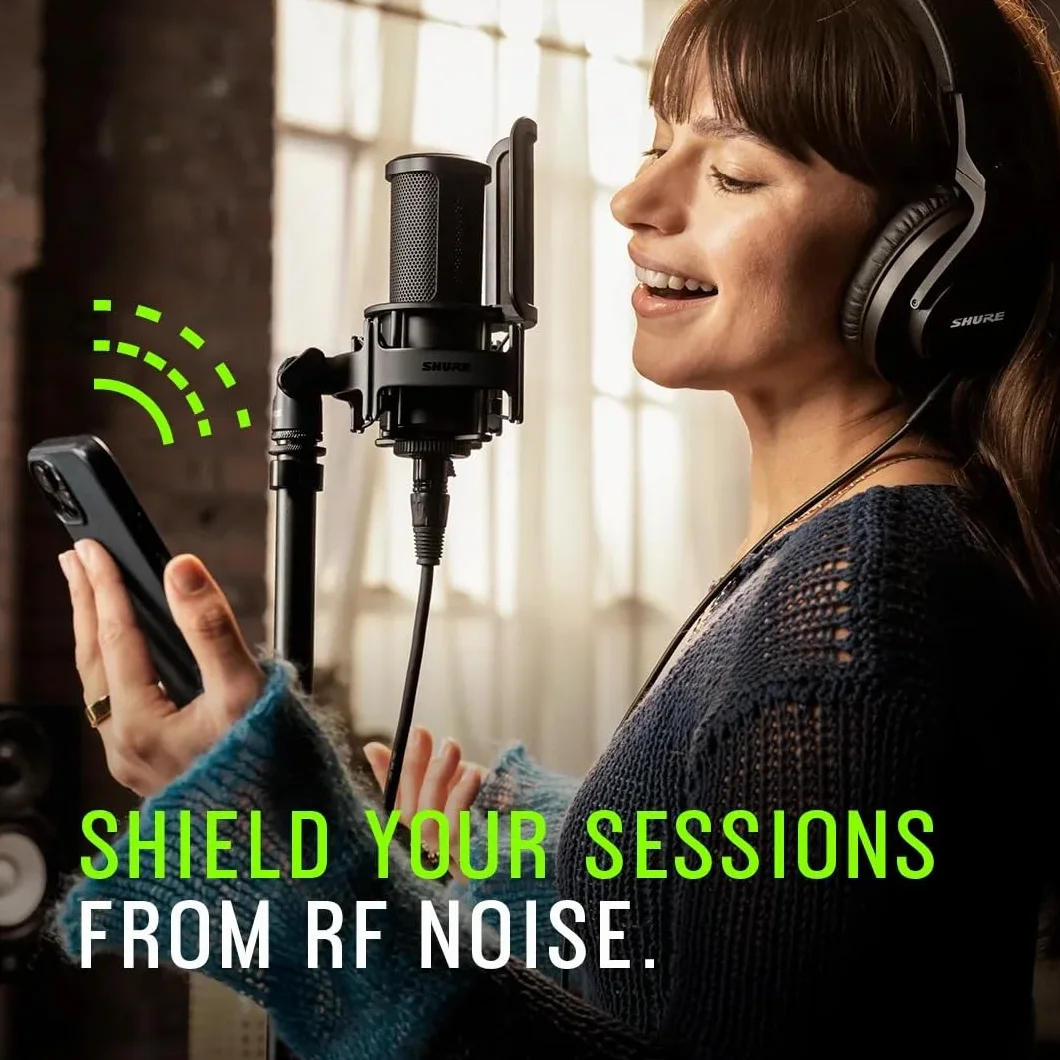 Shure SM4 Studio Recording Mikrofon, XLR Heimstudio Kondensator Mikrofon Optimiert für sanfte Vocals bis zu Lauten Instrumenten mit Mix-Ready Audio - robuste Metallbauweise (SM4-K-KIT)