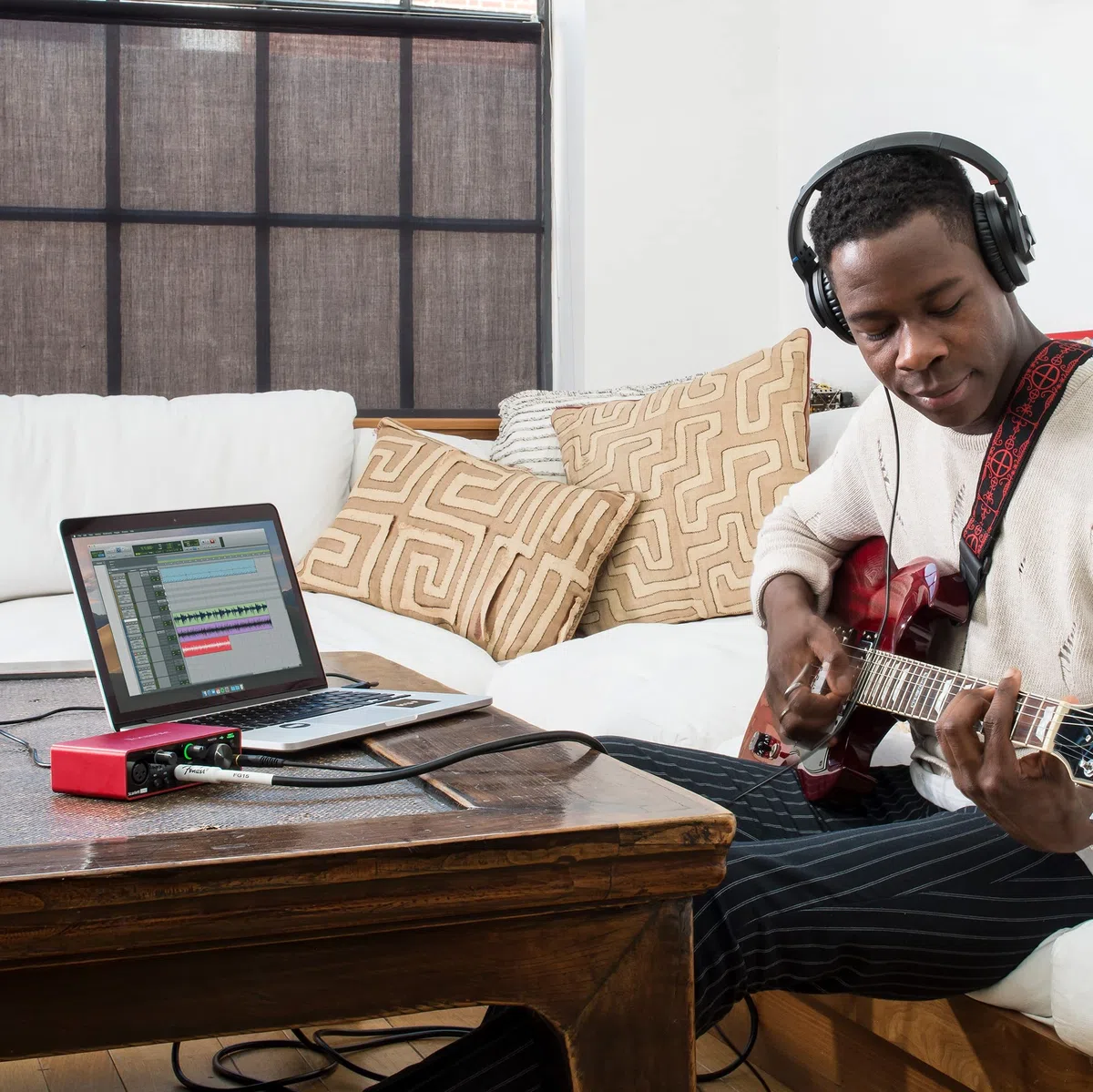 Focusrite Scarlett Solo 3. Gen USB-Audio-Interface-Bundle für Gitarristen, Sänger oder Produzenten. Klang in Studioqualität und sämtliche Software, die du für Aufnahmen und Kompositionen benötigst