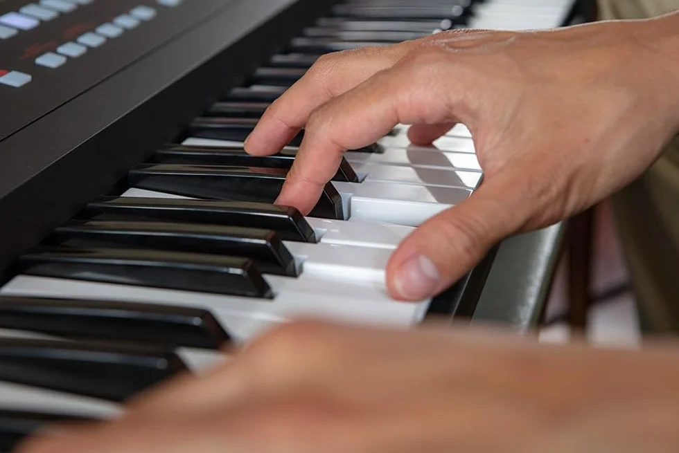 Roland E-X50 elektronisches Arranger-Keyboard – Einfache Bedienung | Stereo-Lautsprecher | Bluetooth | Professionelle Roland-Sounds | Mikrofoneingang | Automatische Begleitfunktion