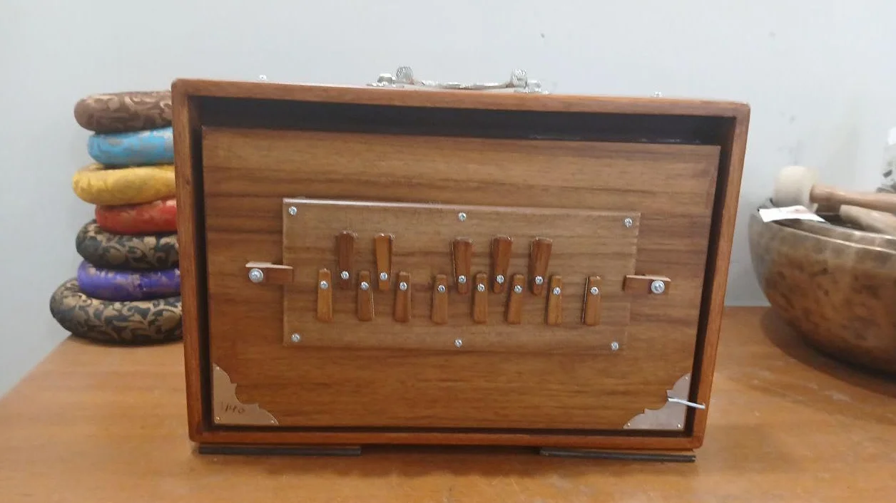 Shruti-Box aus reinem Teakholz (38,1 x 25,4 x 7,6 cm) mit speziellen Holztasten und Fußpedal, 432 Hz Sur-Pete Messing-Stimmzungen Drohnenbox