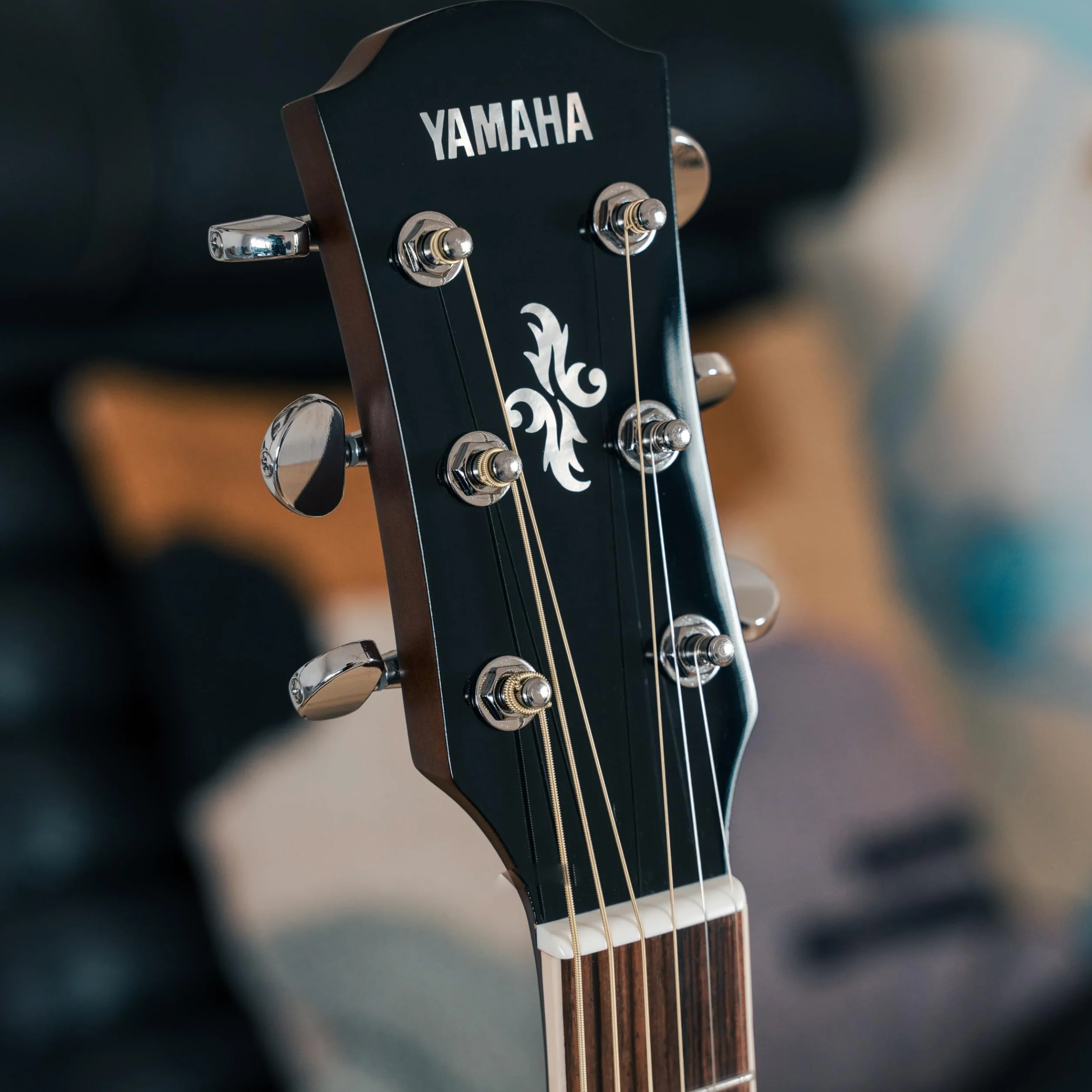 YAMAHA APX600 Elektroakustik-Gitarre – Schlanker Thinline-Korpus, 25" Mensur, System65 Tonabnehmer, 3-Band EQ, Integriertes Stimmgerät, Ovales Schallloch – Vintage White