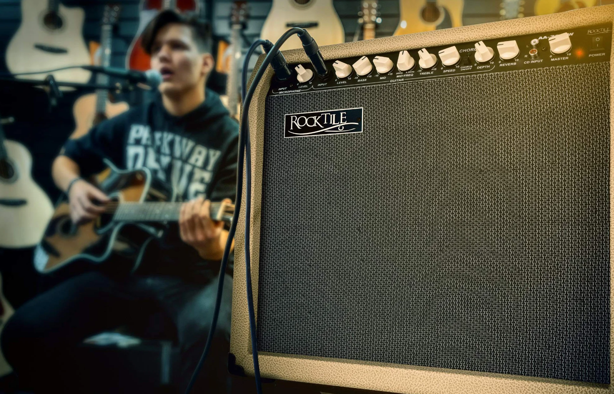 Rocktile AA-30 CW Eric Akustikverstärker - 30 Watt - 2 Kanäle (Mikrofon und Gitarre) - 10" Speaker + 2,5" Hochtöner - AUX-Eingang und Line Out - Chorus- und Hall-Effekt - Creme