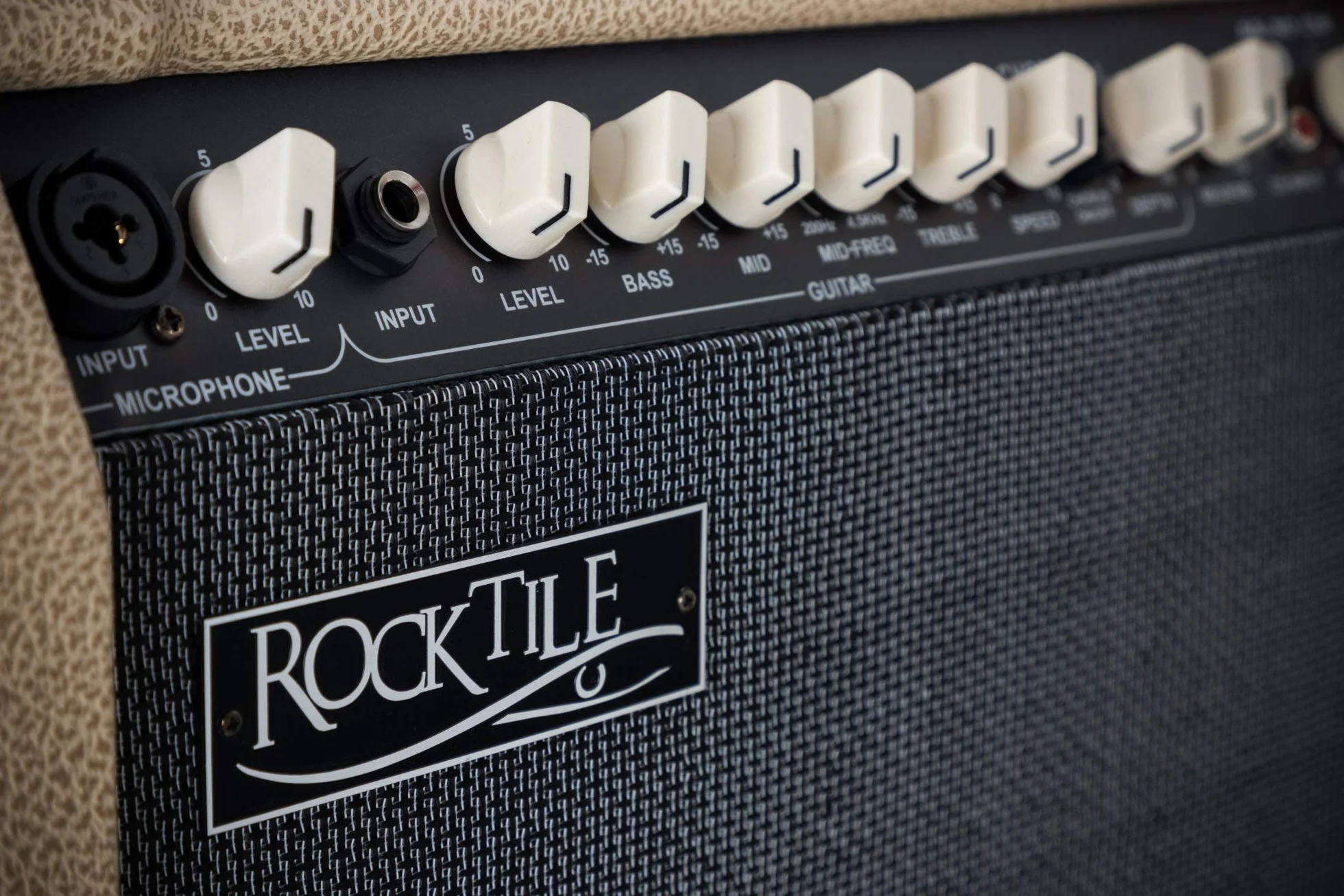 Rocktile AA-30 CW Eric Akustikverstärker - 30 Watt - 2 Kanäle (Mikrofon und Gitarre) - 10" Speaker + 2,5" Hochtöner - AUX-Eingang und Line Out - Chorus- und Hall-Effekt - Creme