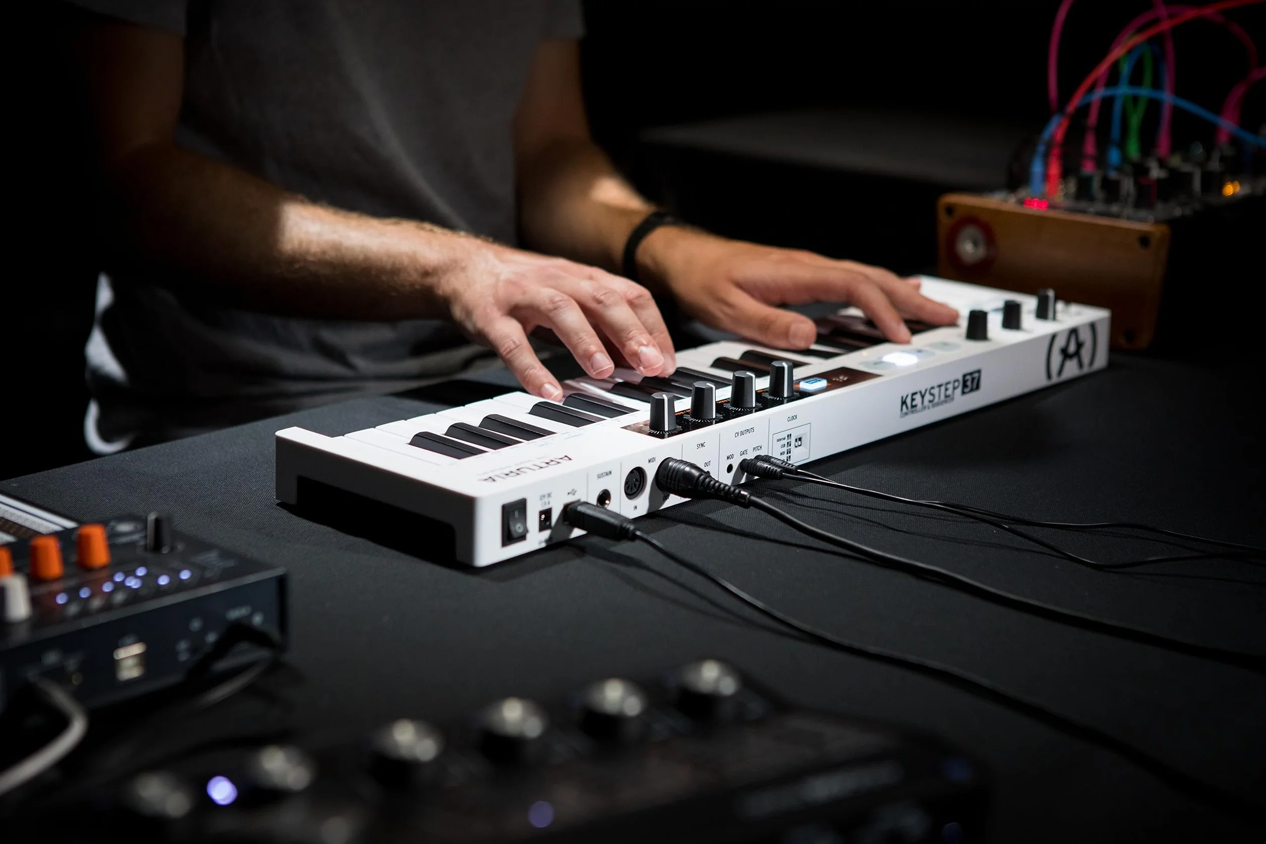 Arturia - Keystep 37- Kreativer MIDI-Controller, Sequenzer, Arpeggiator und Akkord-Generator -37-Noten Slimkey-Keyboard, zuweisbare MIDI CC-Controller, Skalen-Modus, vielseitige Anschlussmöglichkeiten