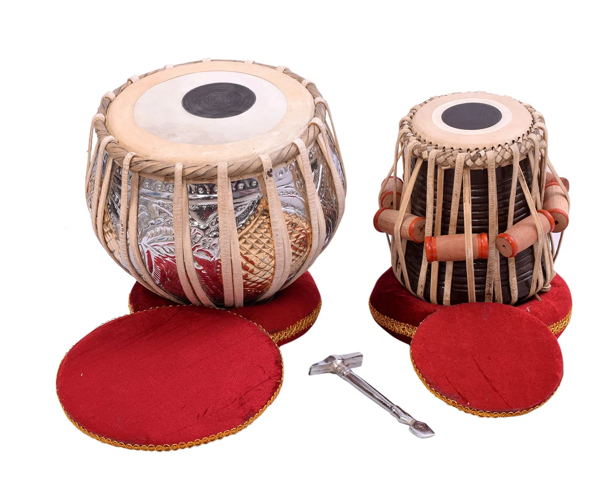 Indisches Musikinstrument Tabla-Trommel-Set Feinstes Bayan & Dayan mit Buch, Hammer, Kissen und Bezug, Silber-Gold