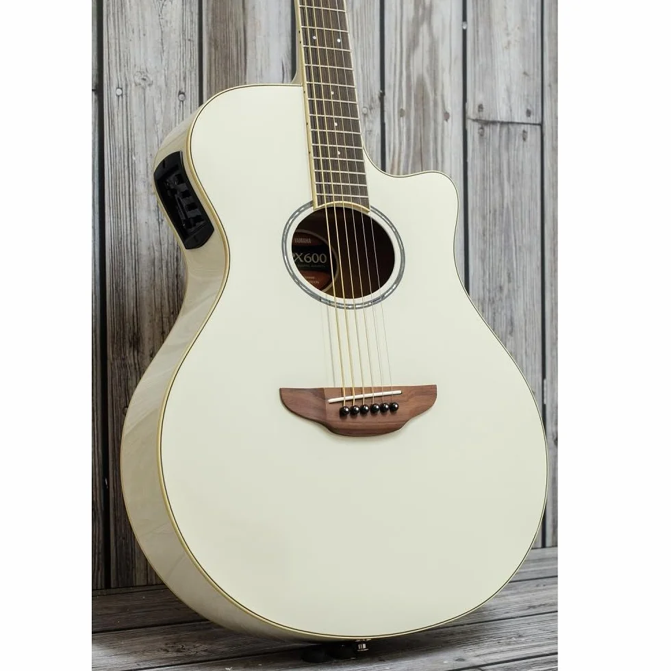 YAMAHA APX600 Elektroakustik-Gitarre – Schlanker Thinline-Korpus, 25" Mensur, System65 Tonabnehmer, 3-Band EQ, Integriertes Stimmgerät, Ovales Schallloch – Vintage White
