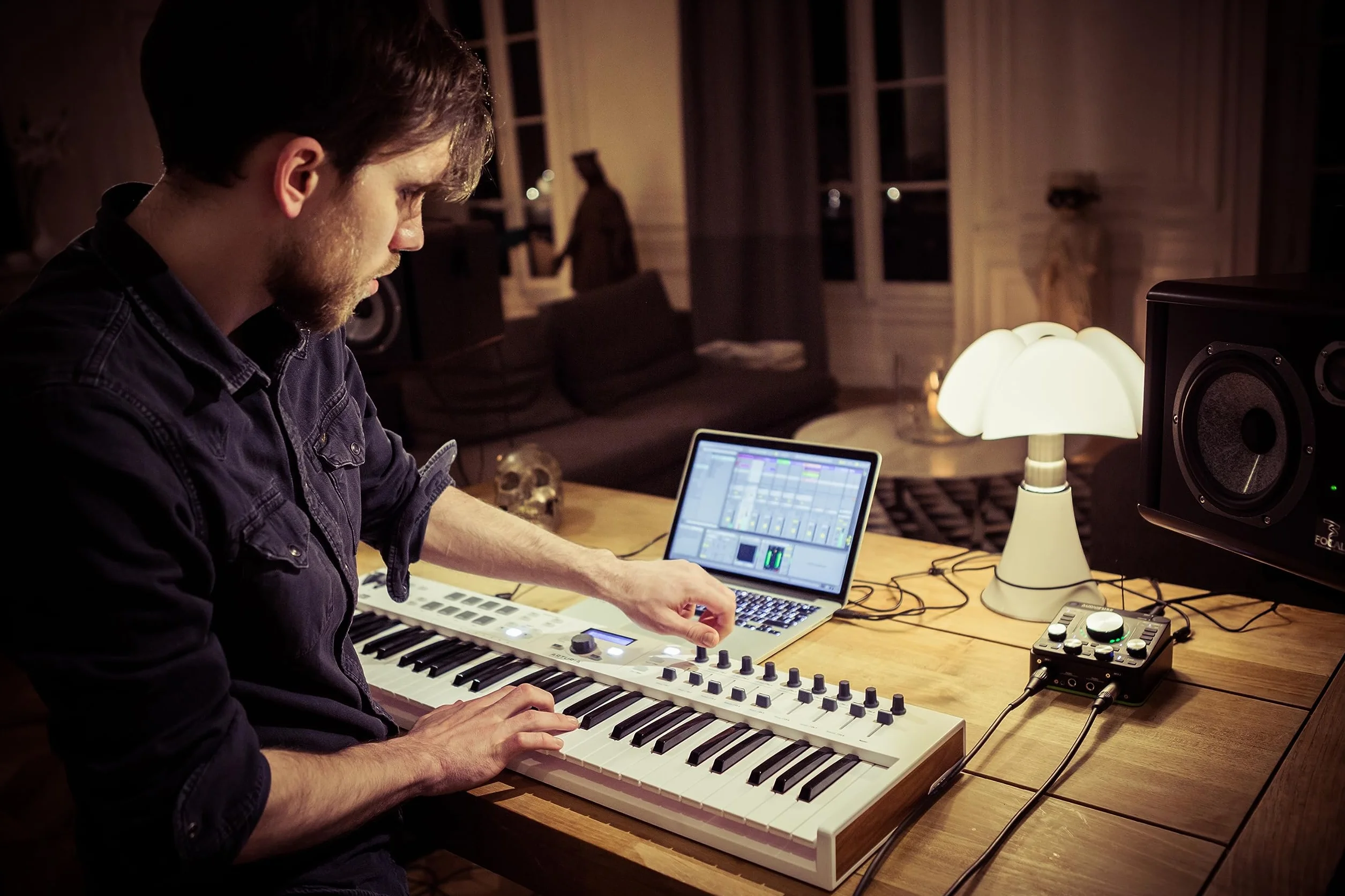 Arturia - KeyLab Essential 61 mk3 - MIDI Controller-Keyboard für die Musikproduktion - 61 Tasten, 9 Drehregler, 9 Fader, ein Modulationsrad, ein Pitch-Bend-Rad, 8 Pads - Schwarz
