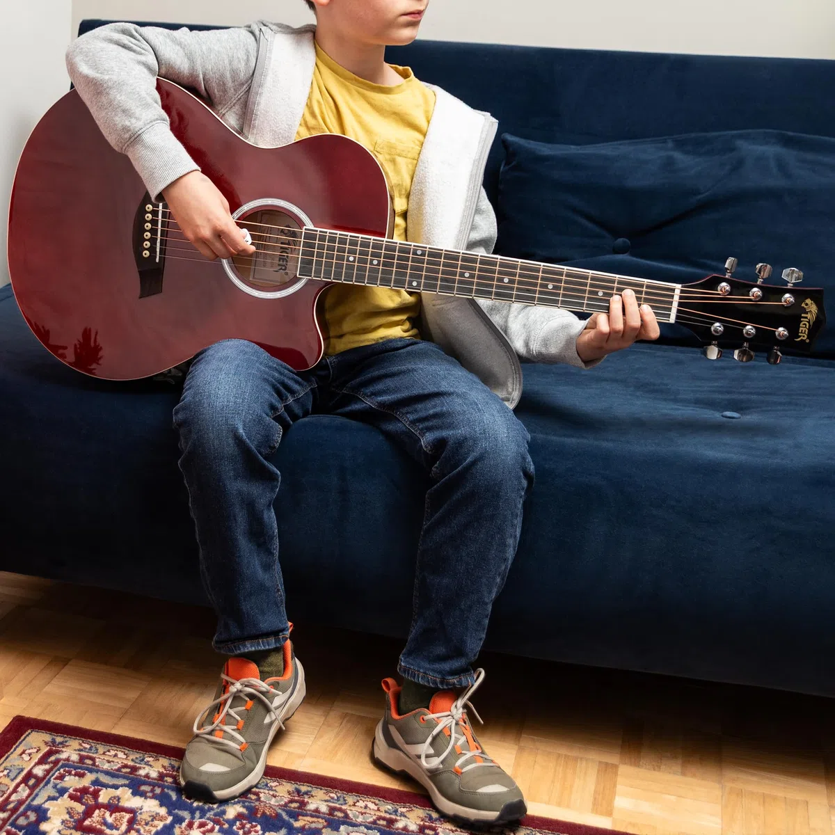 TIGER ACG1-RD34 3/4 Akustikgitarre mit Stahlsaiten bespannte Small Body Akustikgitarre für Personen ab 9 Jahren mit Tasche Gurt Ersatzsaiten und Plektren - Rot