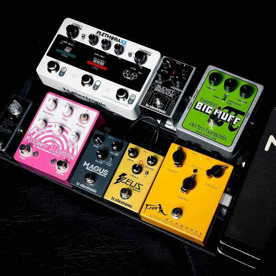 TC Electronic PLETHORA X3 Gitarrenpedal | TonePrint Pedalboard mit bis zu 127 Boards | 3 Pedalsteckplätze | 75 TonePrint Slots pro Effekt | 3 MASH Fußschalter | Tape Deck Looper