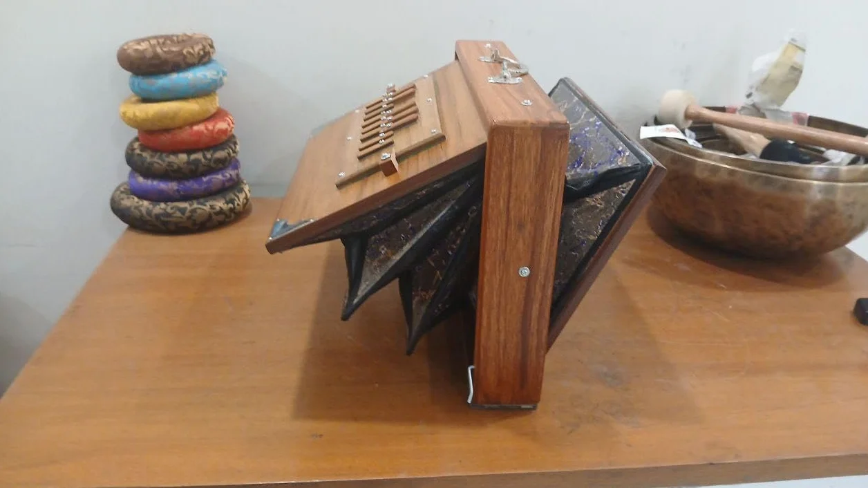 Shruti-Box aus reinem Teakholz (38,1 x 25,4 x 7,6 cm) mit speziellen Holztasten und Fußpedal, 432 Hz Sur-Pete Messing-Stimmzungen Drohnenbox