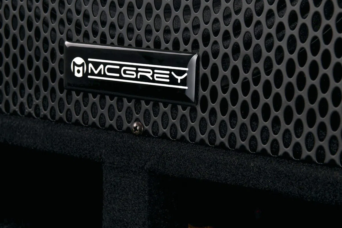McGrey PAS-115 Passiv-Subwoofer - 15" Woofer - Belastbarkeit: 300 Watt (RMS) - Impedanz: 4 Ohm - Frequenzgang: 45 Hz - 1,5 kHz - Anschlüsse im Klinken- und SPK-Format - Robustes Holzgehäuse