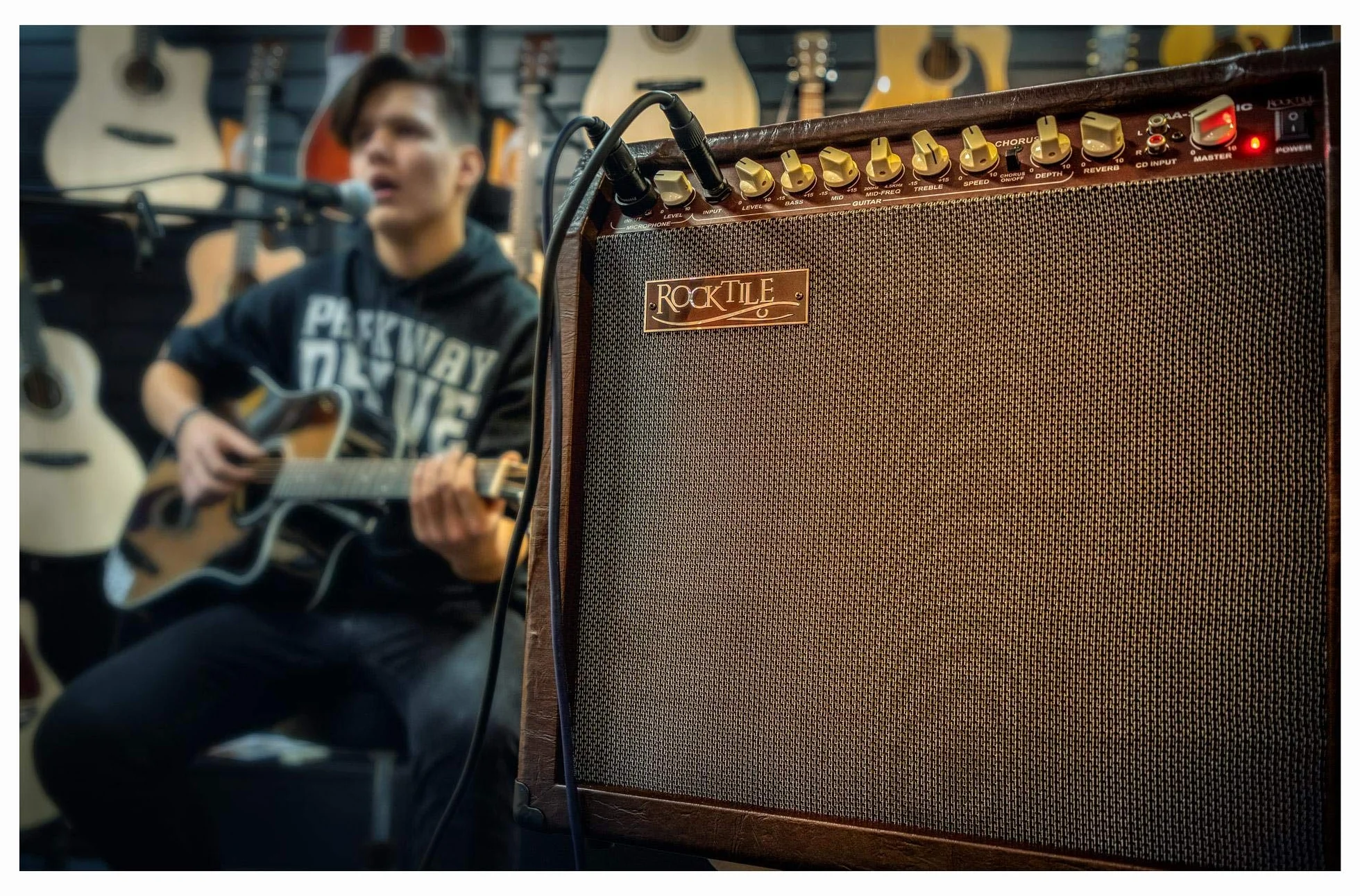Rocktile AA-30 BN Eric Akustikverstärker - 30 Watt - 2 Kanäle (Mikrofon und Gitarre) - 10" Speaker + 2,5" Hochtöner - AUX-Eingang und Line Out - Chorus- und Hall-Effekt - Braun