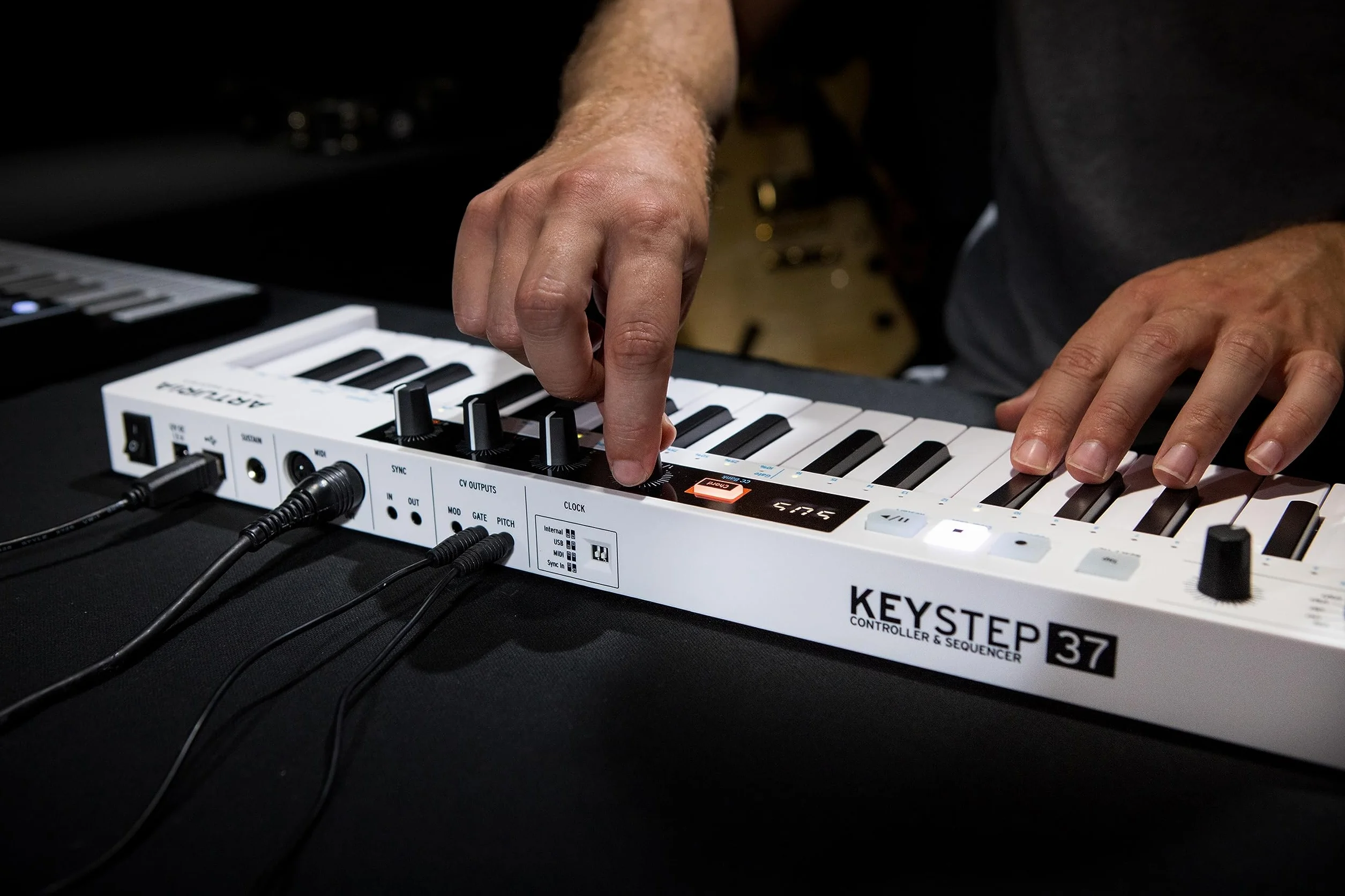 Arturia - Keystep 37- Kreativer MIDI-Controller, Sequenzer, Arpeggiator und Akkord-Generator -37-Noten Slimkey-Keyboard, zuweisbare MIDI CC-Controller, Skalen-Modus, vielseitige Anschlussmöglichkeiten