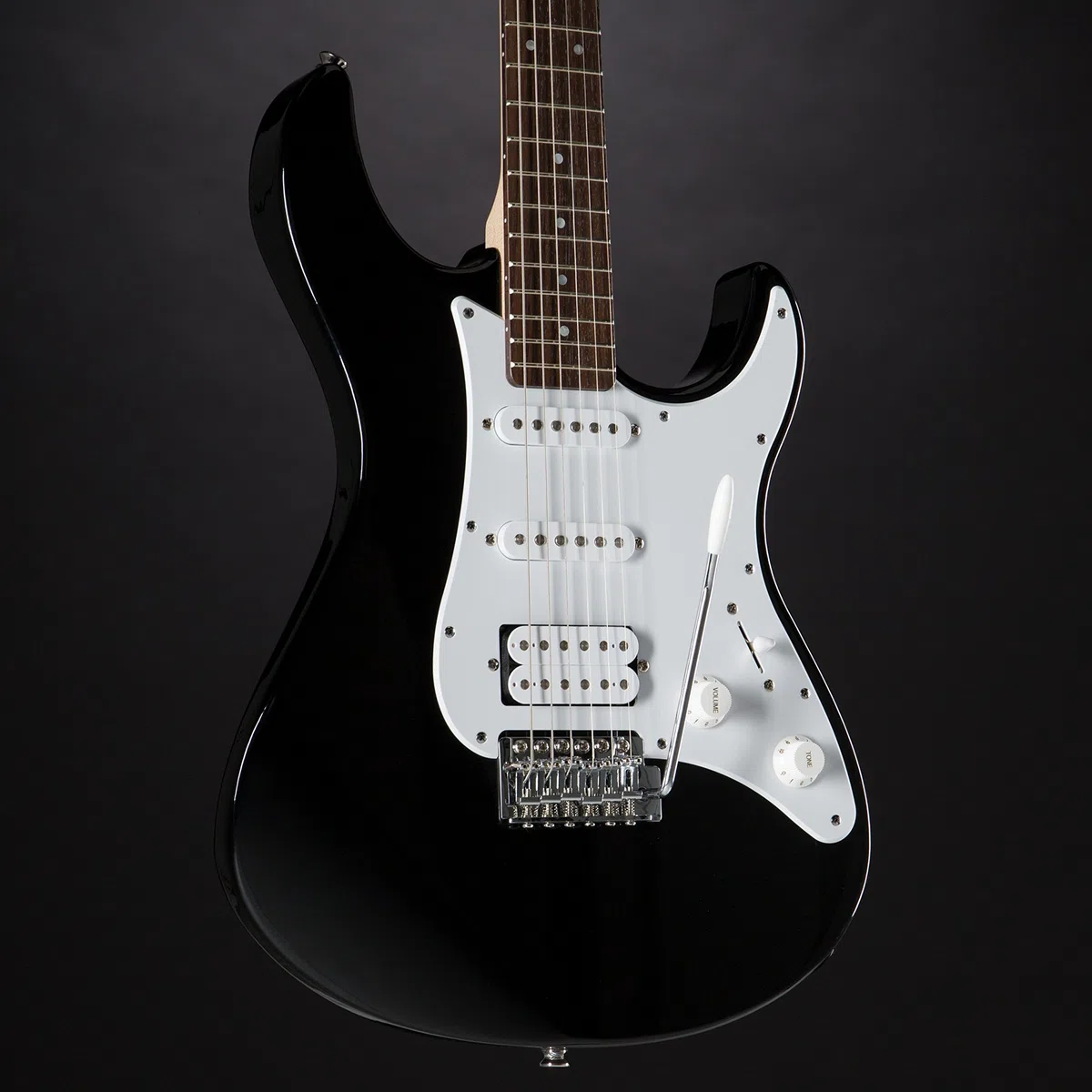 Yamaha Pacifica 012 BL E-Gitarre schwarz – Hochwertige Elektrogitarre für Einsteiger in elegantem Design – 4/4 Gitarre aus Holz