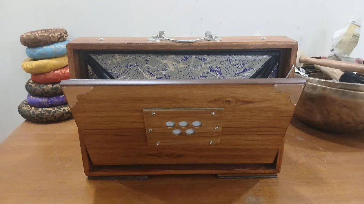 Shruti-Box aus reinem Teakholz (38,1 x 25,4 x 7,6 cm) mit speziellen Holztasten und Fußpedal, 432 Hz Sur-Pete Messing-Stimmzungen Drohnenbox