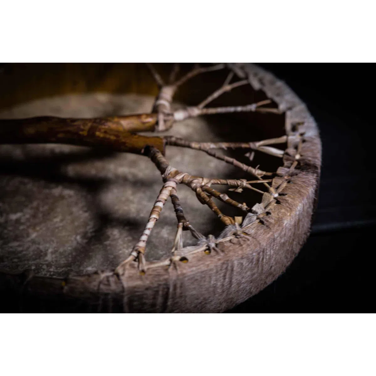 Schamanentrommel Ziegenfell Ø 50 cm mit Griff im Baum Stil Rahmentrommel im mysevendo Set Rund Shaman Drum Goat Skin inkl. Stick