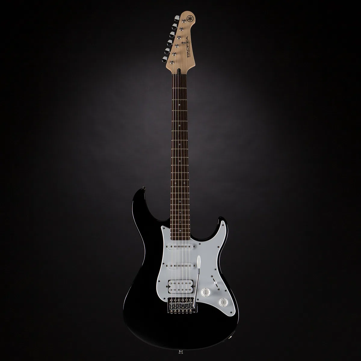 Yamaha Pacifica 012 BL E-Gitarre schwarz – Hochwertige Elektrogitarre für Einsteiger in elegantem Design – 4/4 Gitarre aus Holz