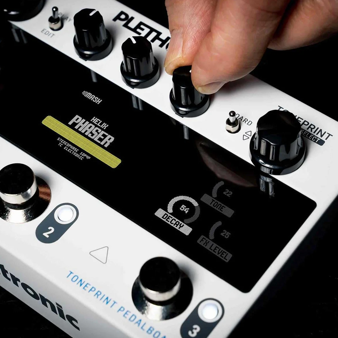 TC Electronic PLETHORA X3 Gitarrenpedal | TonePrint Pedalboard mit bis zu 127 Boards | 3 Pedalsteckplätze | 75 TonePrint Slots pro Effekt | 3 MASH Fußschalter | Tape Deck Looper