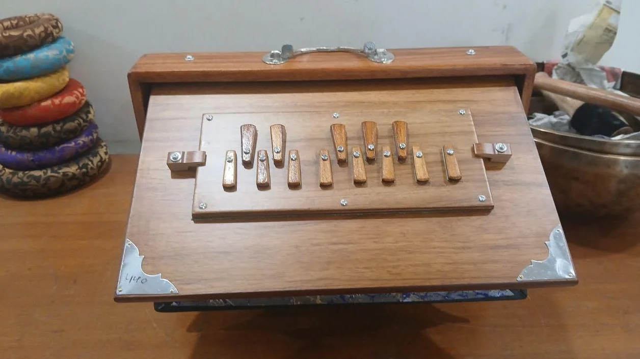 Shruti-Box aus reinem Teakholz (38,1 x 25,4 x 7,6 cm) mit speziellen Holztasten und Fußpedal, 432 Hz Sur-Pete Messing-Stimmzungen Drohnenbox