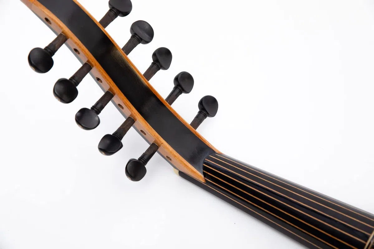Handgefertigtes türkisches Oud aus schwarzer Walnuss, Ebenholzwirbeln und Kurschner-Saiten. Mit weicher Hülle. Traditionelles Saitenmusikinstrument