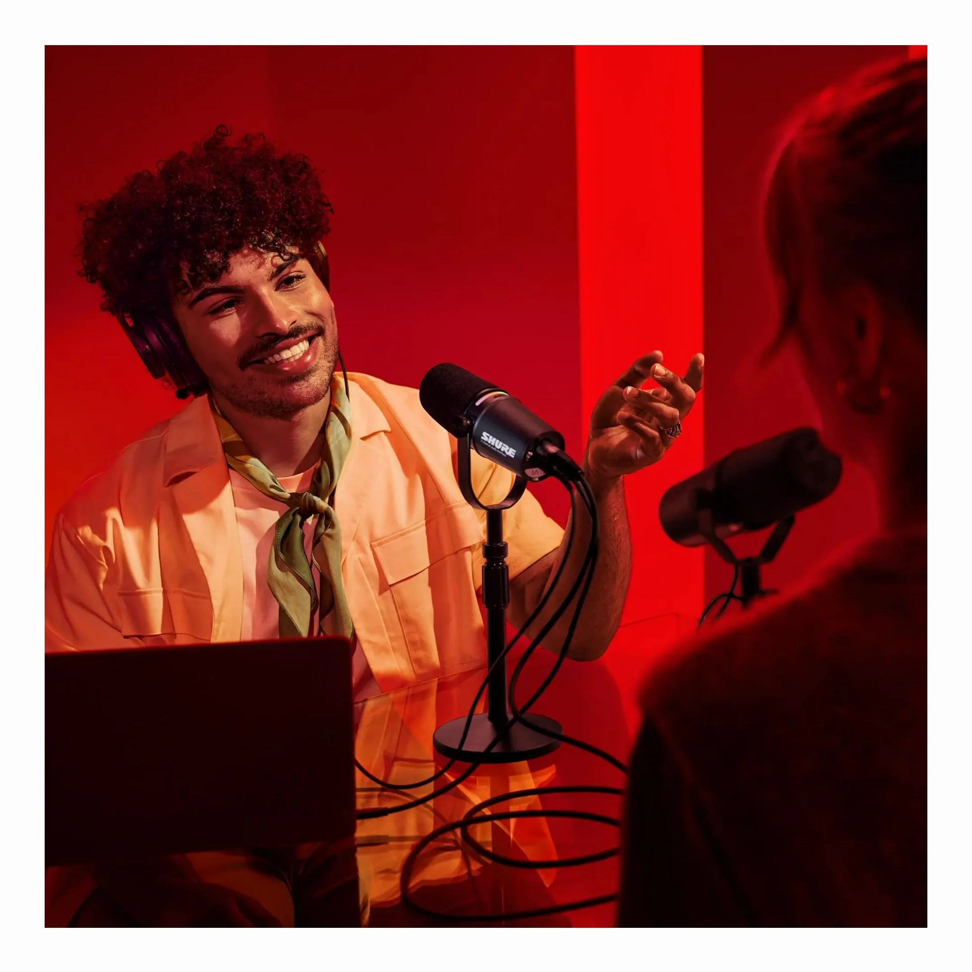 Shure MV7i Smart Podcast- und Mikronfon + integriertes Audio-Interface – Ausrüstungsbündel mit 2 Kanälen für Dual-XLR-Mikrofone oder Mikrofon + XLR-Instrumente - Direkte USB-C-Verbindung zu PC/Telefon