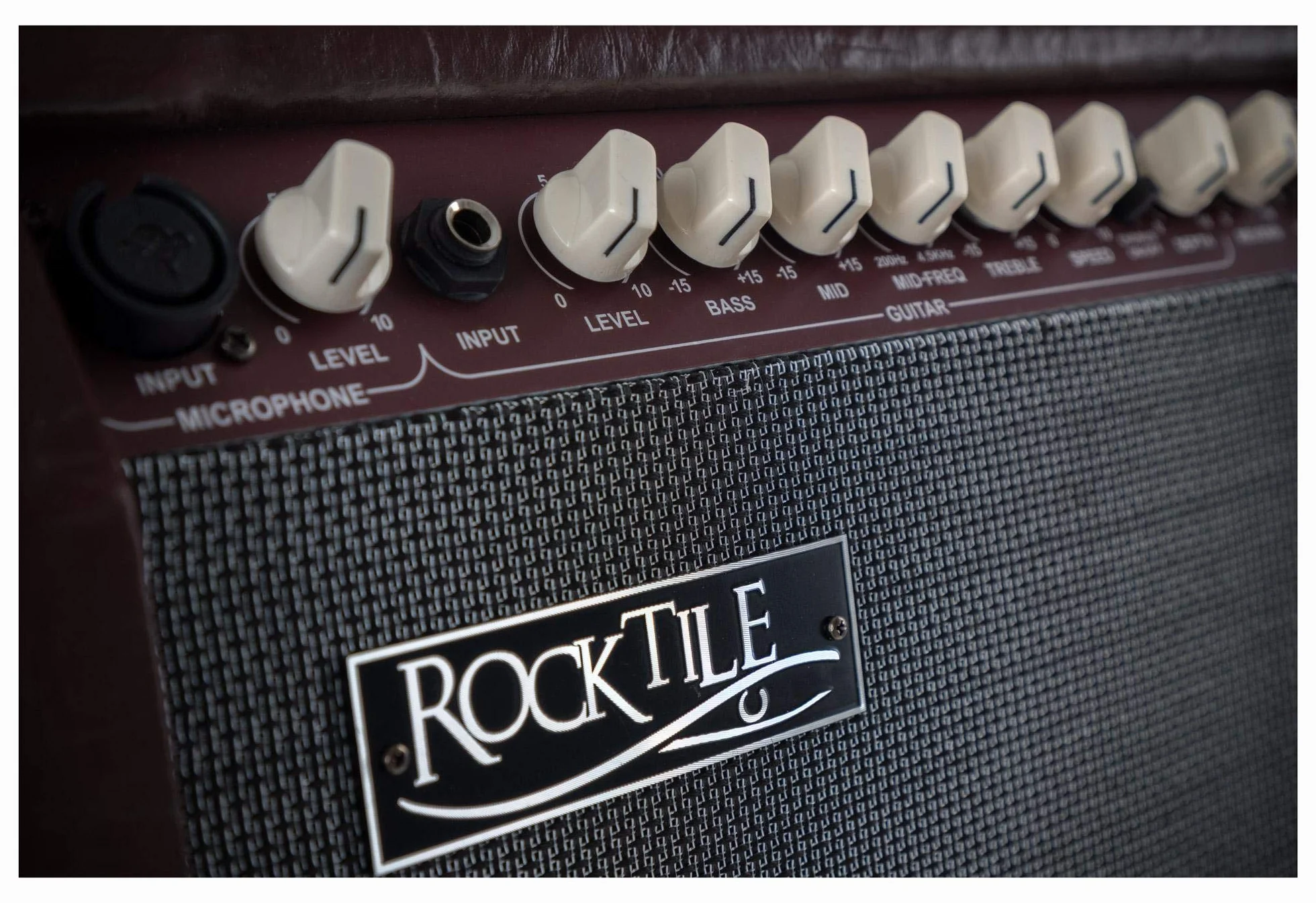 Rocktile AA-30 BN Eric Akustikverstärker - 30 Watt - 2 Kanäle (Mikrofon und Gitarre) - 10" Speaker + 2,5" Hochtöner - AUX-Eingang und Line Out - Chorus- und Hall-Effekt - Braun