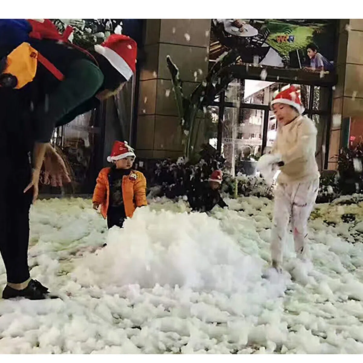 2000w Maschine für Schnee, Tragbare Party Schneekanone Effektmaschine mit Fernbedienung, Schneeflockenmacherin für DJ Partys, Weihnachten, Sprühabstand von 3-5m