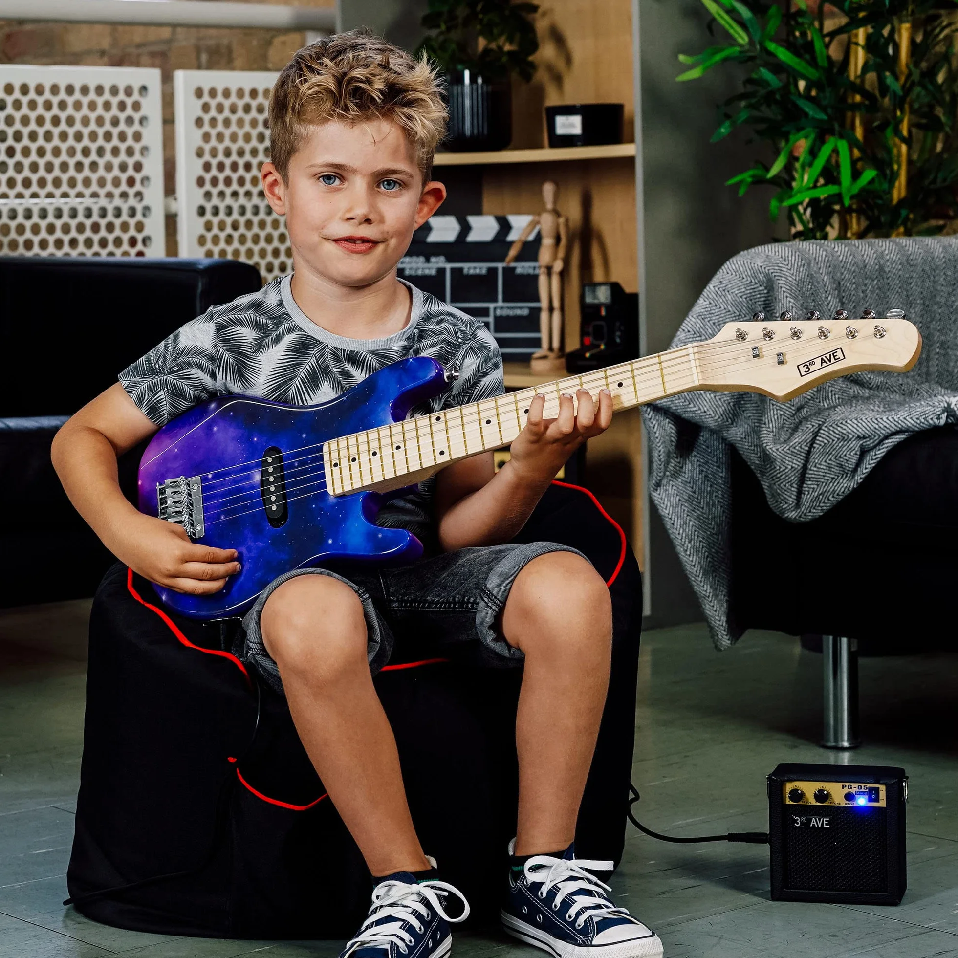 3rd Avenue E-Gitarrenset für Kinder in 1/4-Größe, Junior-Gitarre für Anfänger – mit tragbarem Verstärker mit 5 W, Kabel, Tasche, Plektren und Gurt – in Lila Galaxie