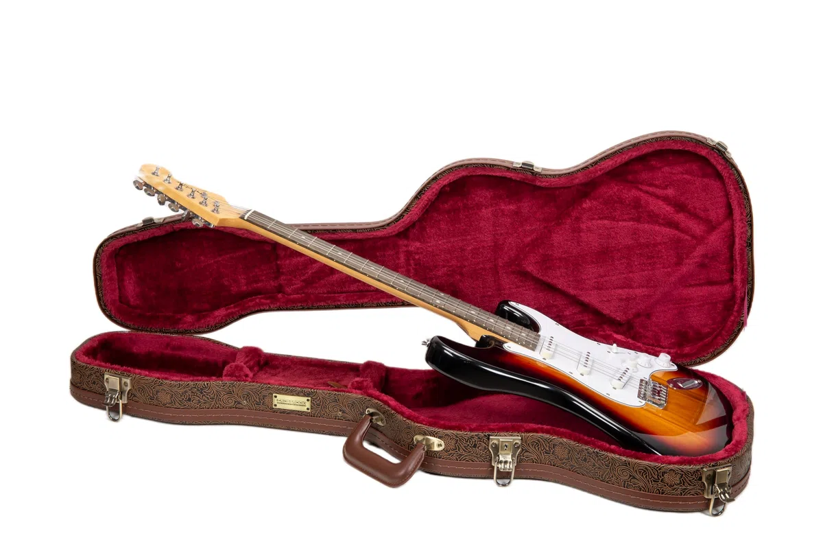Crossrock Konturierter Koffer für E-Gitarren aus Holz für Fender Stratocaster und Telecaster, Blütenbraunes Finish, burgunderroter Samt-Innenraum, Schloss – Designer-Serie (CRW530STBQ)