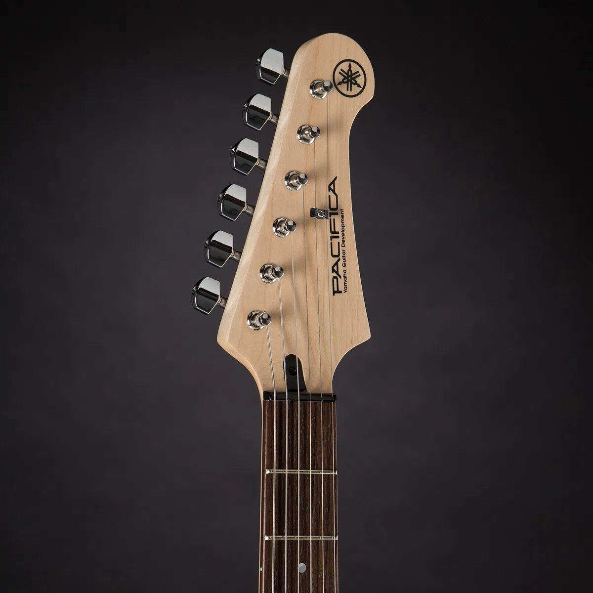 Yamaha Pacifica 012 BL E-Gitarre schwarz – Hochwertige Elektrogitarre für Einsteiger in elegantem Design – 4/4 Gitarre aus Holz