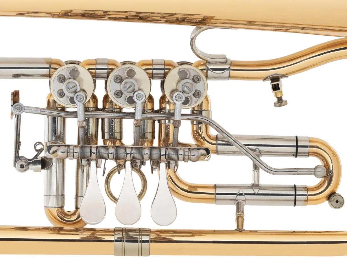 FH-24GL Bb-Flügelhorn - Goldmessing, klarlackiert - Perfekt für traditionelle Blasmusik - Schallstück-Ø: 160 mm, Bohrung: 10,5 mm - Trigger am 3. Ventil - Inkl. Mundstück & Leichtkoffer