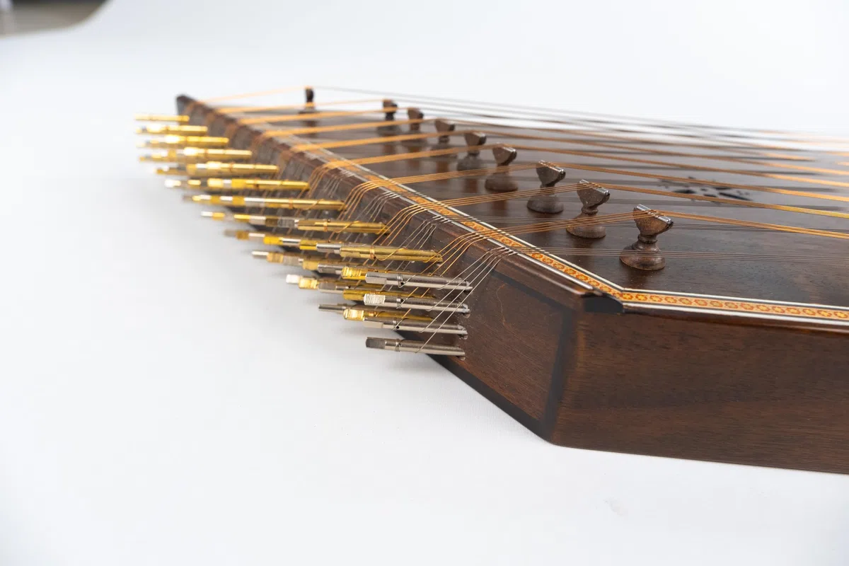 Sadeghi Santur 9 Kharak Bridge Goldar mit Hartschalenkoffer, Schraubenschlüssel, Saiten und Mezrabs aus Walnussholz