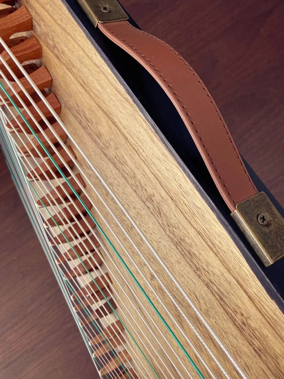 LANDTOM Guzheng Fingertrainer mit vollem Zubehör/Guzheng Code/Rucksack, geeignet für Profi/Erwachsene/Anfänger/Kinder, 21 Saiten (A,Saiten auf Brücken)