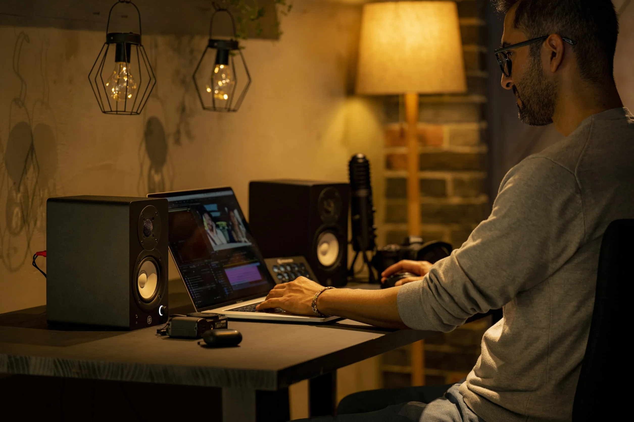 Yamaha HS4 Studiomonitore – Paar, Aktivlautsprecher, 2-Wege, Bassreflex 4.5", 52W, Hohe Qualität, Flacher Frequenzgang, Raumsteuerung, Musikproduktion, Inhaltserstellung, Videobearbeitung – Schwarz