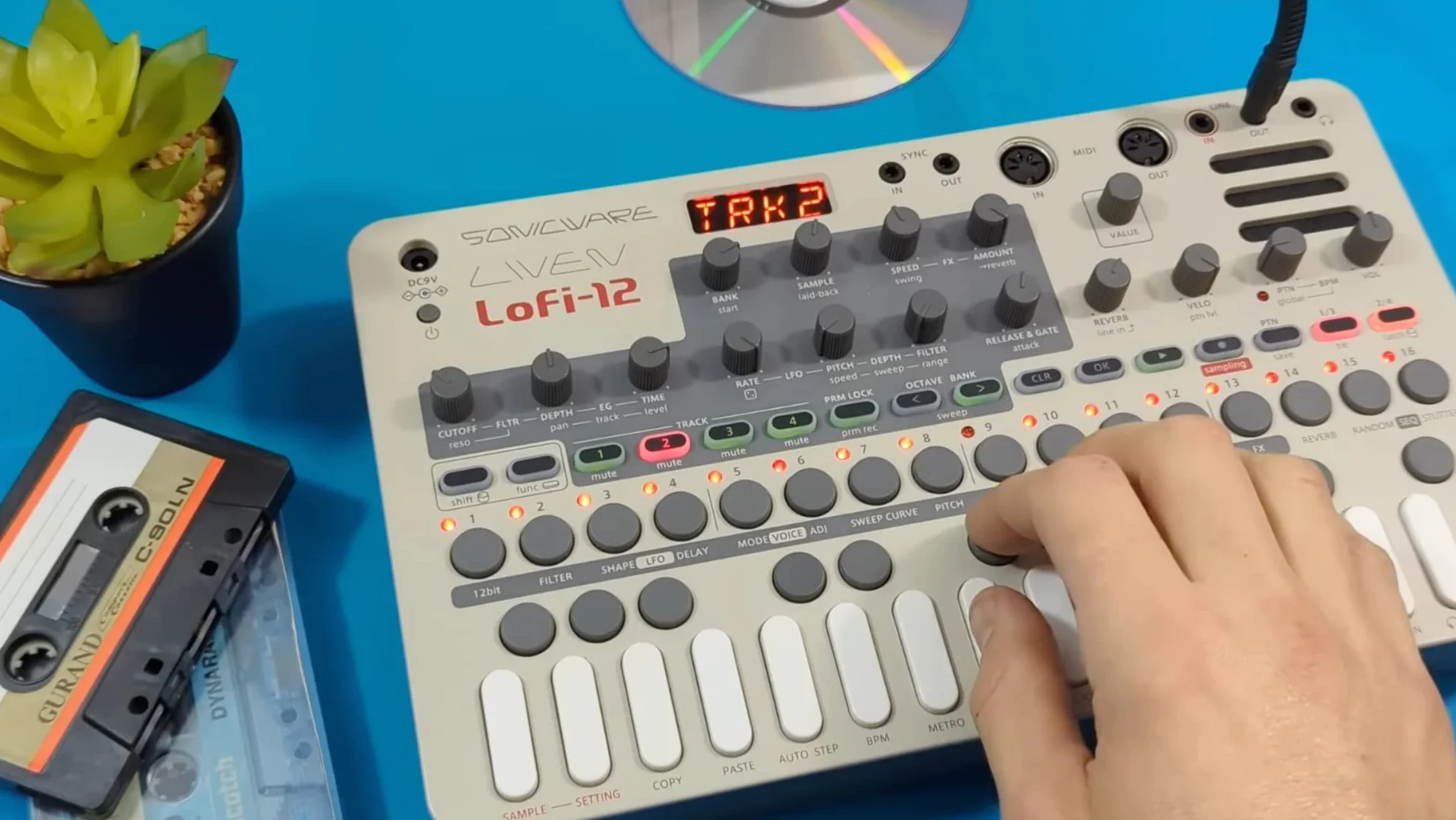 Sonicware LIVEN Lofi-12 [Lo-fi Groovebox & Sampler] Retro-Sampling mit 12bit Sampler-Modus, 4-Spur Step-Sequenzer, 10 Stimmen, 12 Spur-Effekte + 9 Master-Effekt