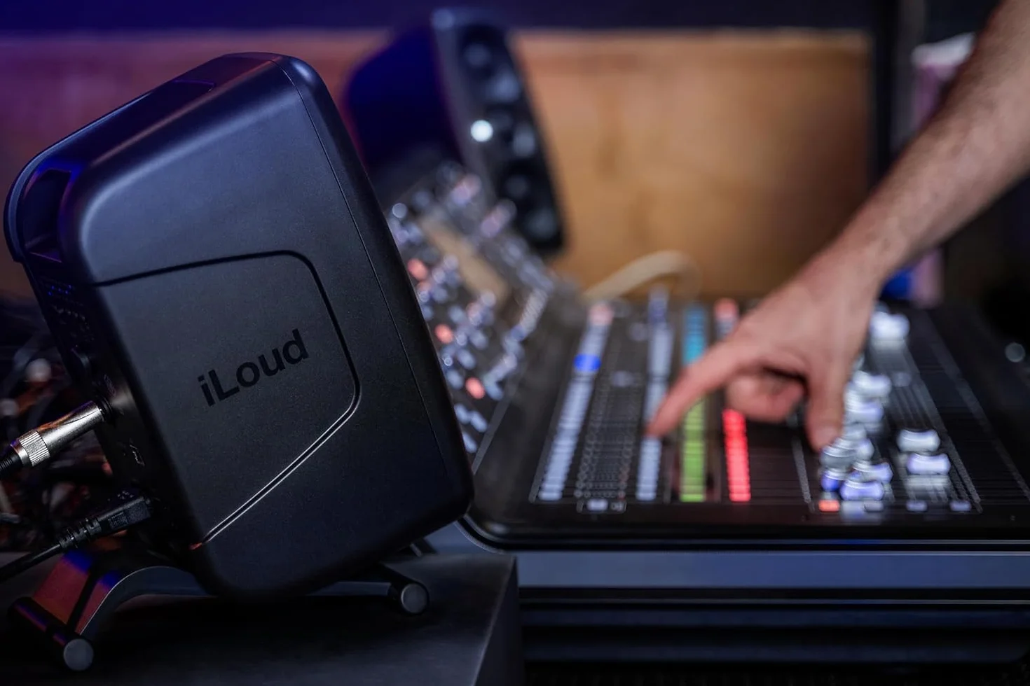 IK Multimedia iLoud MTM MKII - Pair of new generation compact hi-end studio monitors with built-in ARC room correction, speaker emulation, 100W power. Includes ARC calibration microphone. Black.