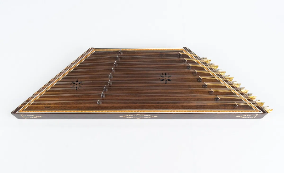 Sadeghi Santur 9 Kharak Bridge Goldar mit Hartschalenkoffer, Schraubenschlüssel, Saiten und Mezrabs aus Walnussholz