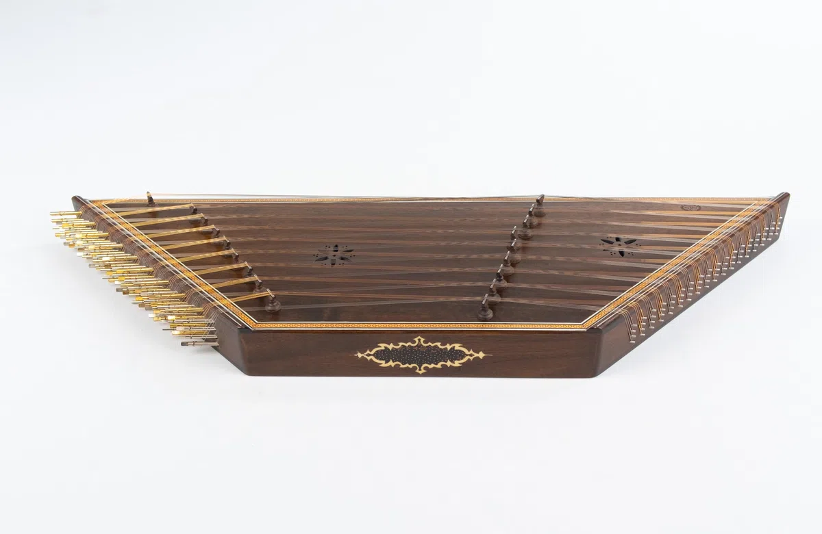Sadeghi Santur 9 Kharak Bridge Goldar mit Hartschalenkoffer, Schraubenschlüssel, Saiten und Mezrabs aus Walnussholz
