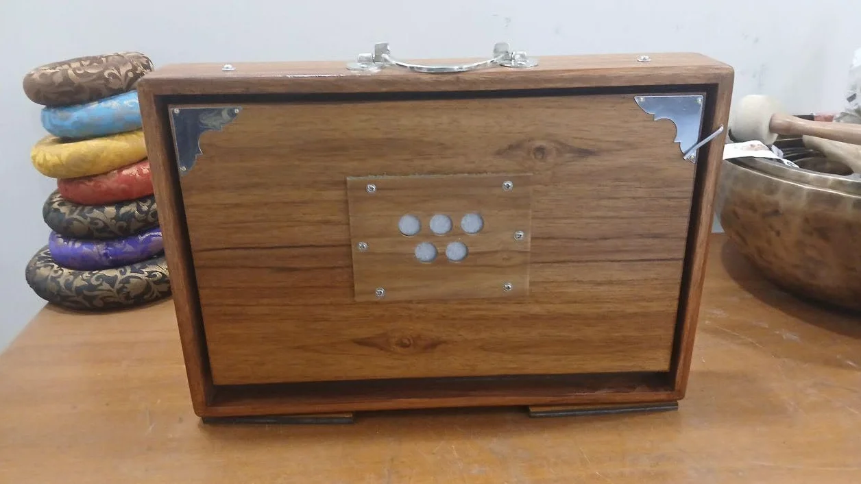 Shruti-Box aus reinem Teakholz (38,1 x 25,4 x 7,6 cm) mit speziellen Holztasten und Fußpedal, 432 Hz Sur-Pete Messing-Stimmzungen Drohnenbox